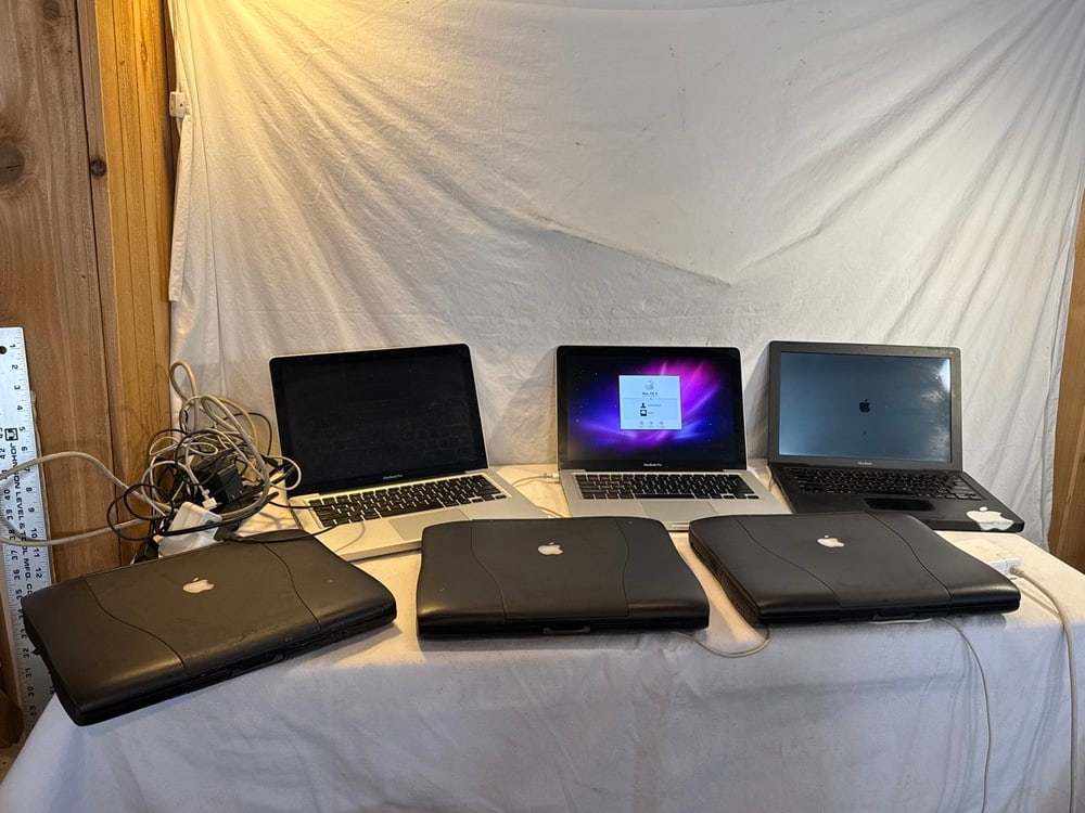 Apple Laptop Computers: 6 Apple Laptop Computers - 2 MacBook Pros, 1 Macbook and 3 PowerBooks (PowerBook, 2 Macintosh PowerBook G3) ~ 3 Chargers~ all 3 Macbooks Work/ Turn on ; All 3 Powerbanks do not power up