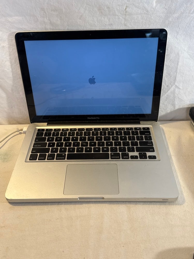 Apple Laptop Computers - 4