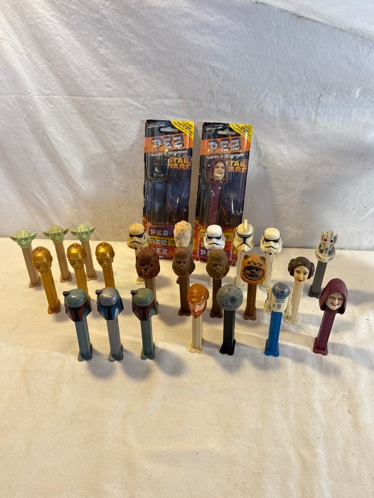Vtg. Star Wars Themed Pez Dispensers: 26 Vtg. Star Wars Themed Pez Dispensers - 2 Unopened