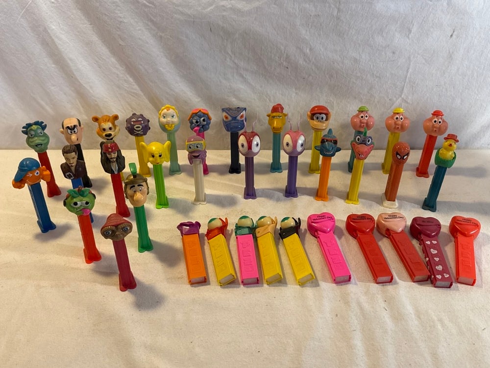 Vtg. Pez Dispensers: Vtg. Pez Dispensers including Zielpunkt Smiley, Valentines, Psychedelic Eyes, Crazy Animals, Spider-Man, Bubbleman, Ugly EggBaby, Sour Grape/Apple, E.T., Pirates of The Caribbean, Gargamel and more