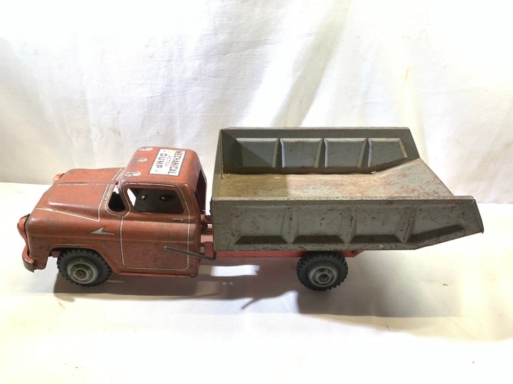 Wyandotte Pressed Steel Dump Truck (1 of 7)