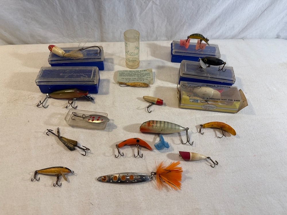 Vtg Fishing Lures: Vtg Fishing Lures including The Actual lure, Hula Popper, Harrocks, Buoyant, Green’s Patent, Heddon River Runt, ++ More( Some Hooks Have Rust)