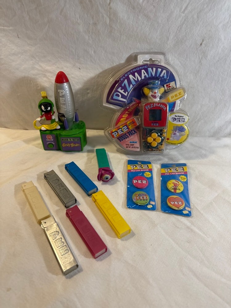 Vtg Pez Lot (1 of 8)
