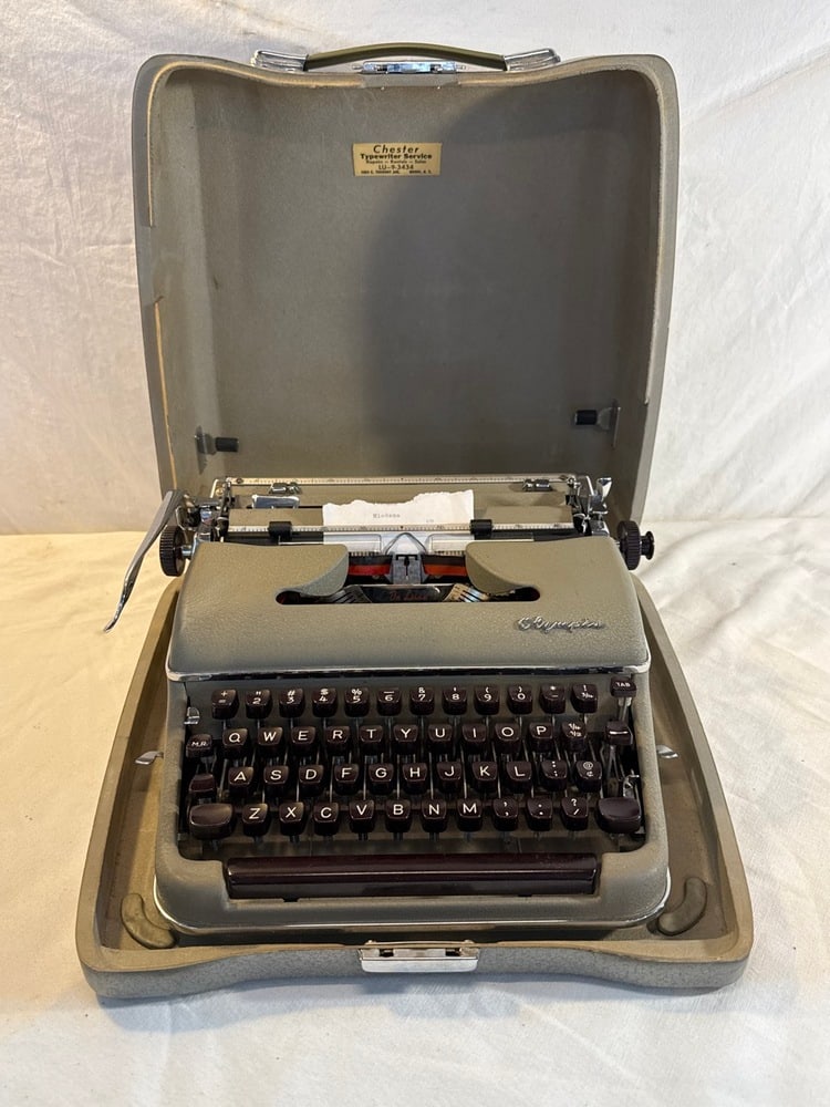 Vtg. Olympia Deluxe SM3 Portable Typewriter (1 of 9)