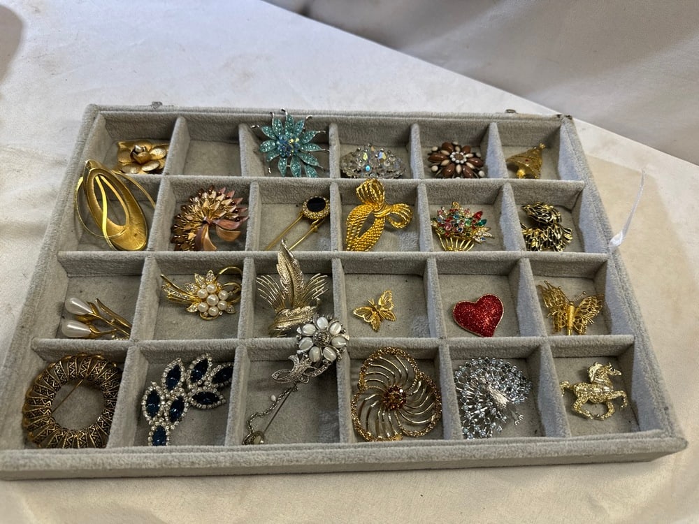 Vtg Pins Lot: Vtg 23 Pins Lot including Monet, Emmons, JJ & More