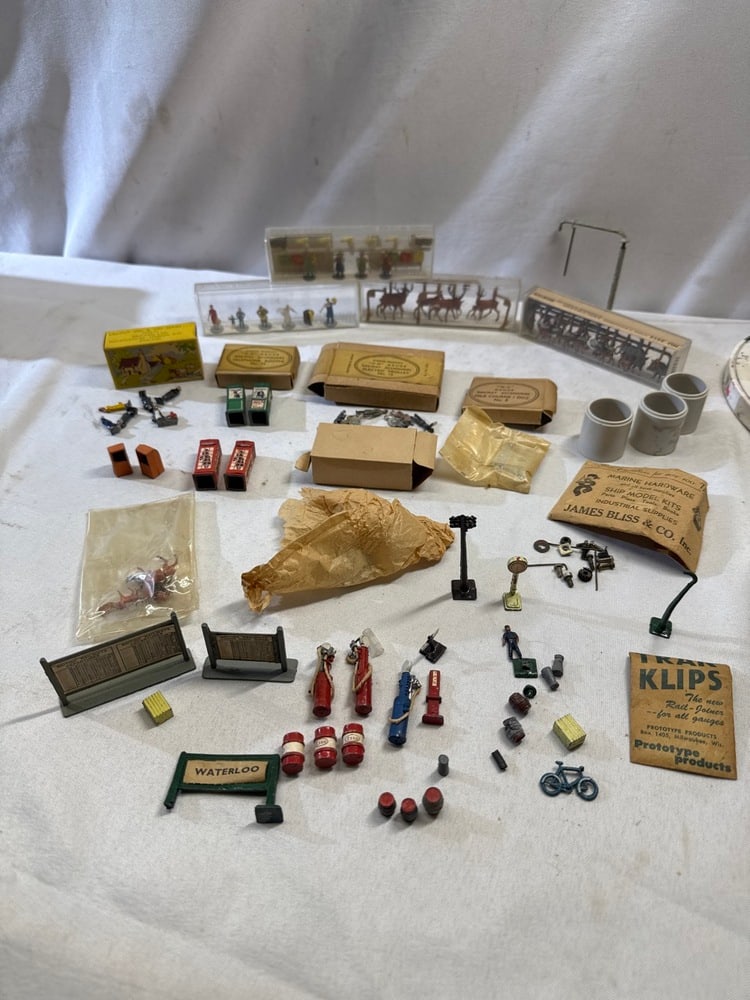 Vtg Railroad model Accessories (1 of 15)