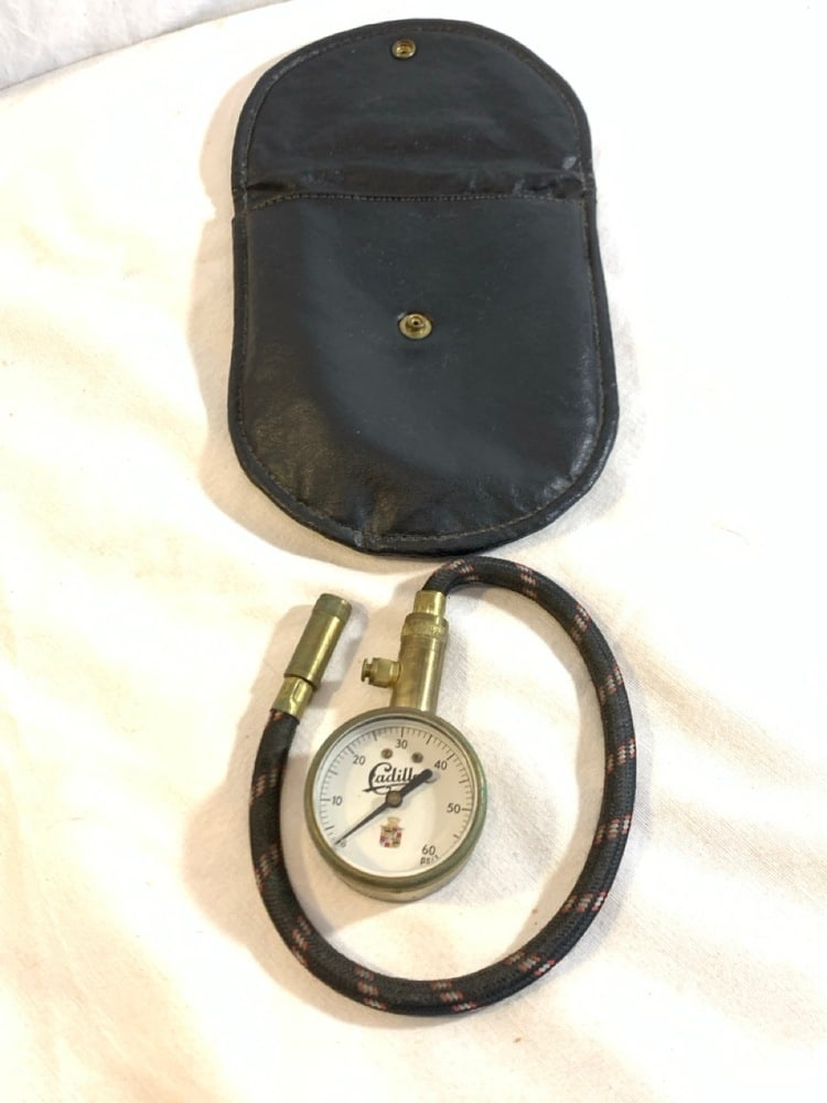 Cadillac Accu-Gage Tire Pressure Gauge in Black Leather Case (1 of 6)