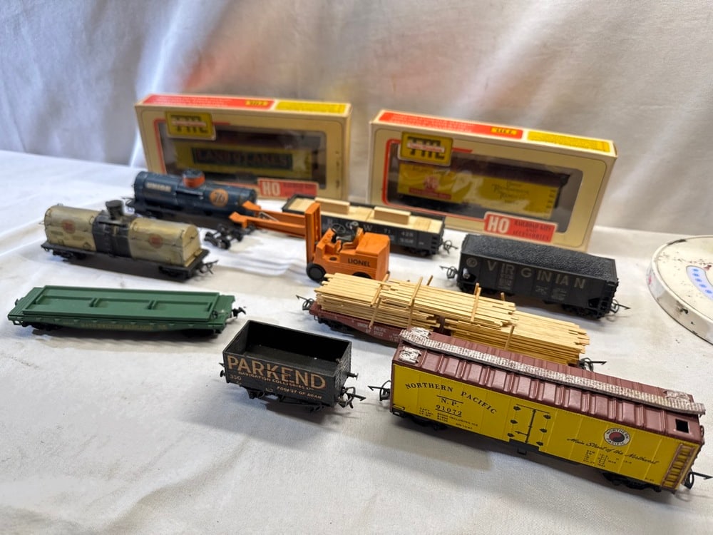 Vtg HO Scale trains: Vtg HO Scale Trains including A&P Tea Co., Land O lakes Butter, Northern Pacific, Western Maryland, Parkend, Lionel Forklift,++ More