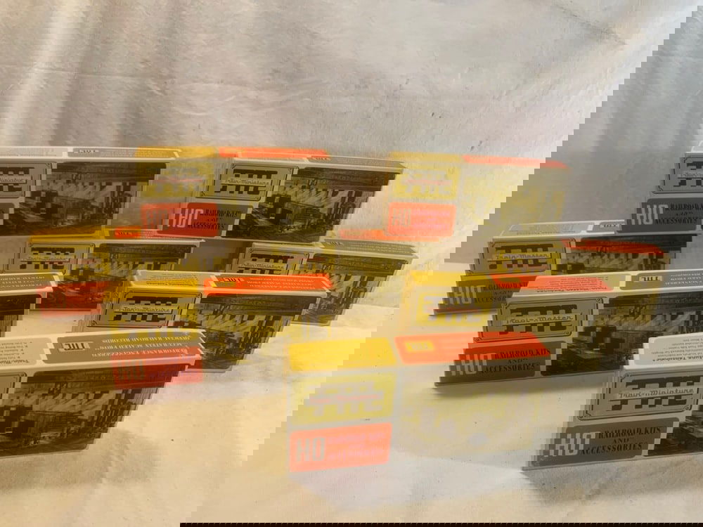 Vtg. Train Miniature HO Scale Model Railroad Kits: Vtg. Train Miniature HO Scale Model Railroad Kits - 8 Kits