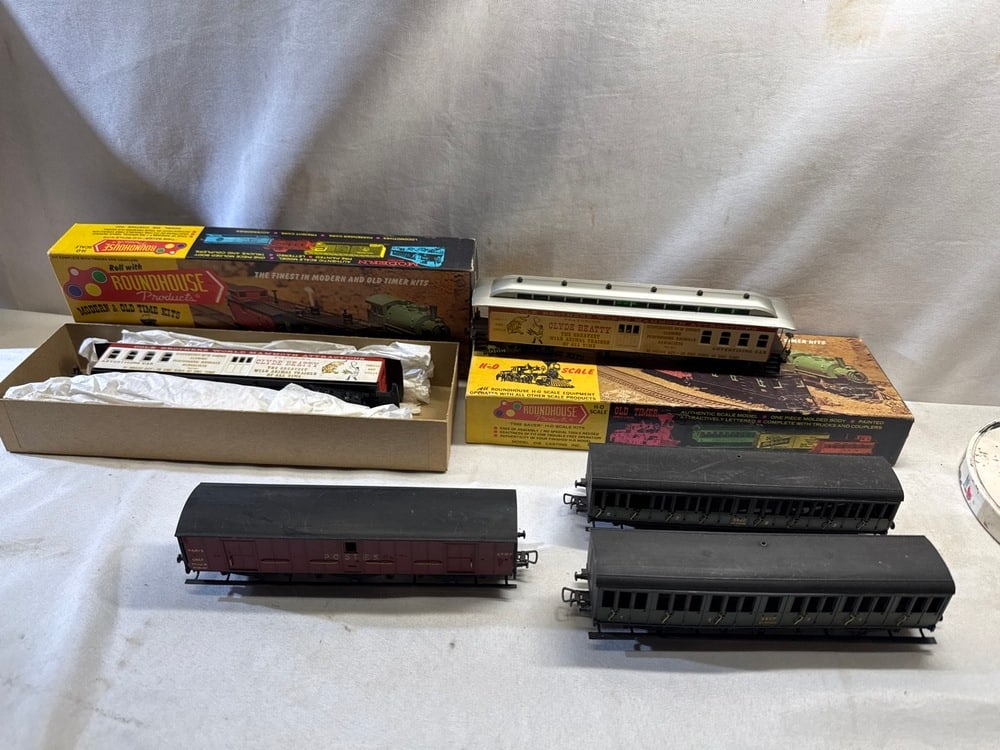 Vtg HO Scale trains (1 of 8)