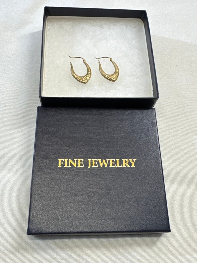 10K Diamond Cut Earrings: 10K Diamond Cut Earrings- 1.1 Gram