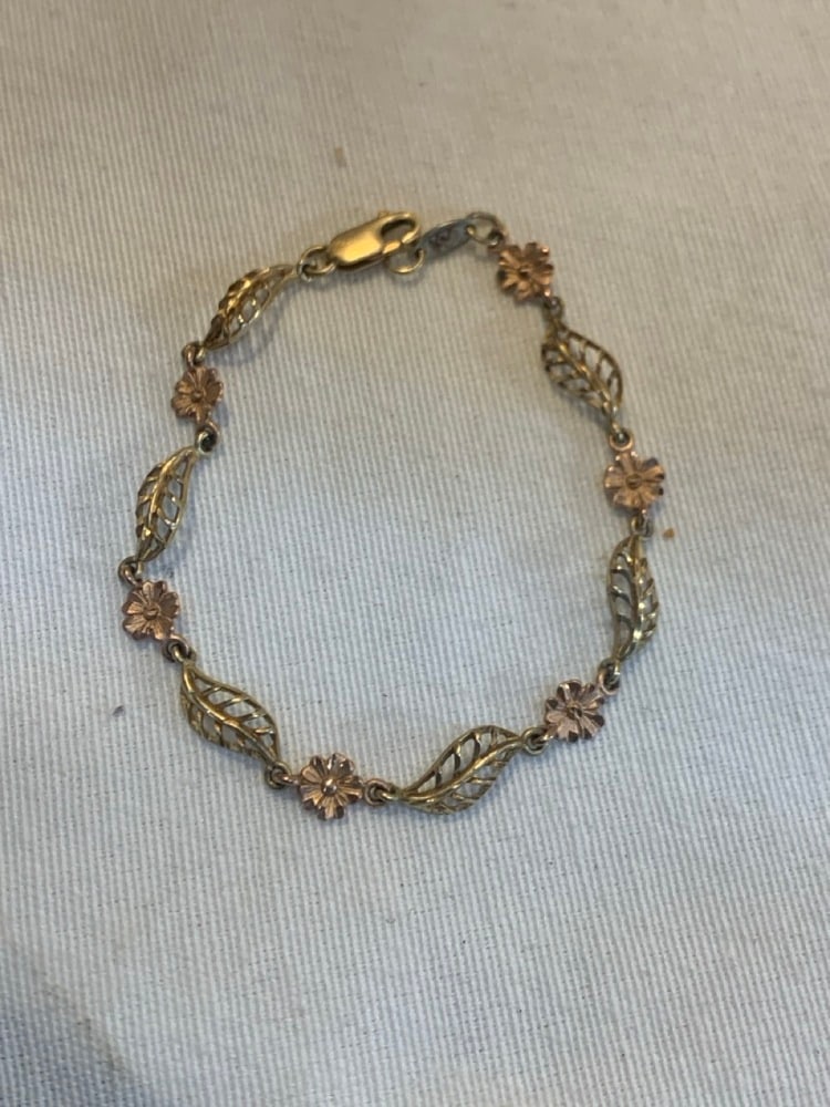 Black Hills 10K Gold Link Bracelet- Leaf/Flowers: Black Hills 10K Gold Link Bracelet- Leaf/Flowers ~5.5 Grams