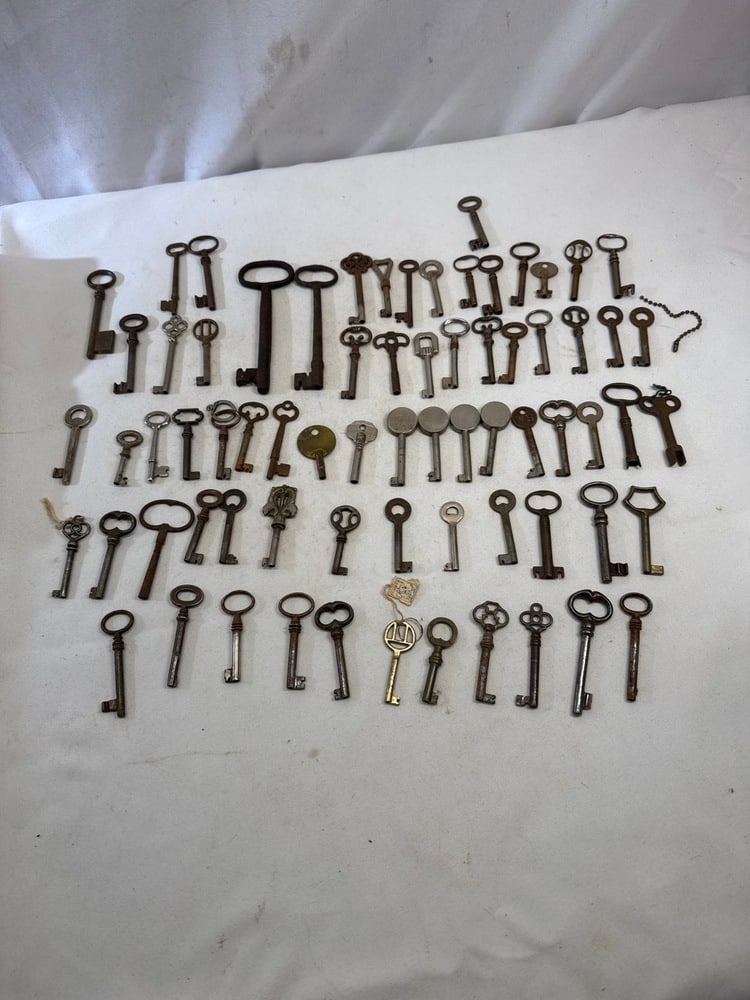Antique Skeleton Keys Lot: Antique Skeleton Keys Lot(71)