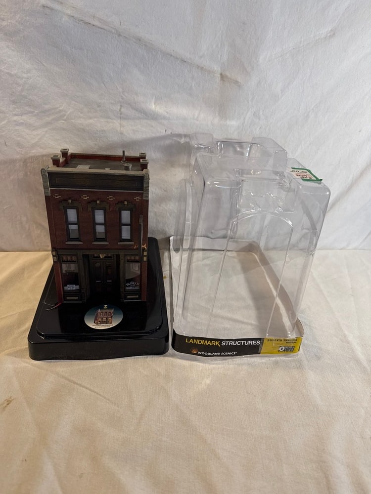 Landmark Structures Woodland Scenics: Landmark Structures Woodland Scenics Scully’s Tavern BR5850