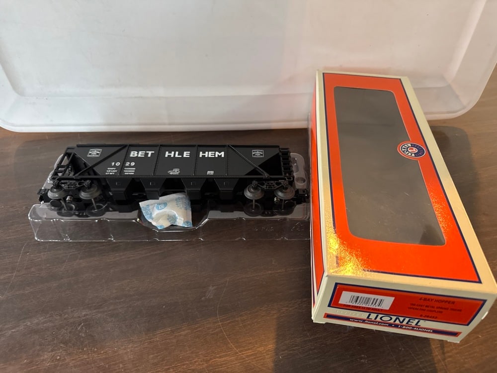 Lionel Hopper Car: Lionel 4- Bay Hopper Car 6-26453