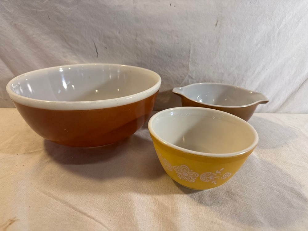 Vtg Pyrex Bowls Lot: Vtg Pyrex Bowls Lot including Americana 4 qt., Cinderella 1 1/2 Pt., & Butterfly Gold 1 1/2 Pt.