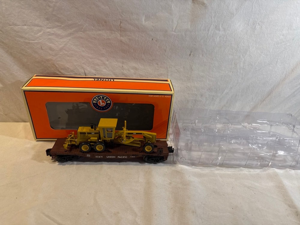 Lionel Flat Car: Lionel Union Pacific Flat Car with Grader 6-29441