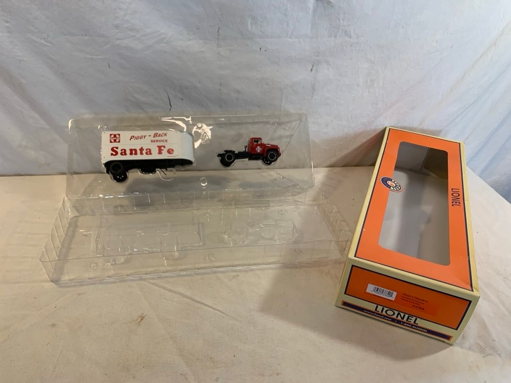 Lionel Truck & Trailer: Lionel Truck & Trailer Santa Fe 6-37849