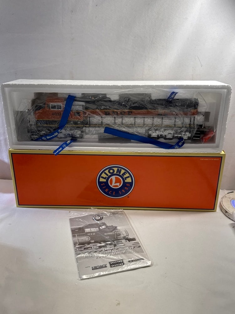 Lionel BNSF Dash-9 Diesel Locomotive #4037 (1 of 4)