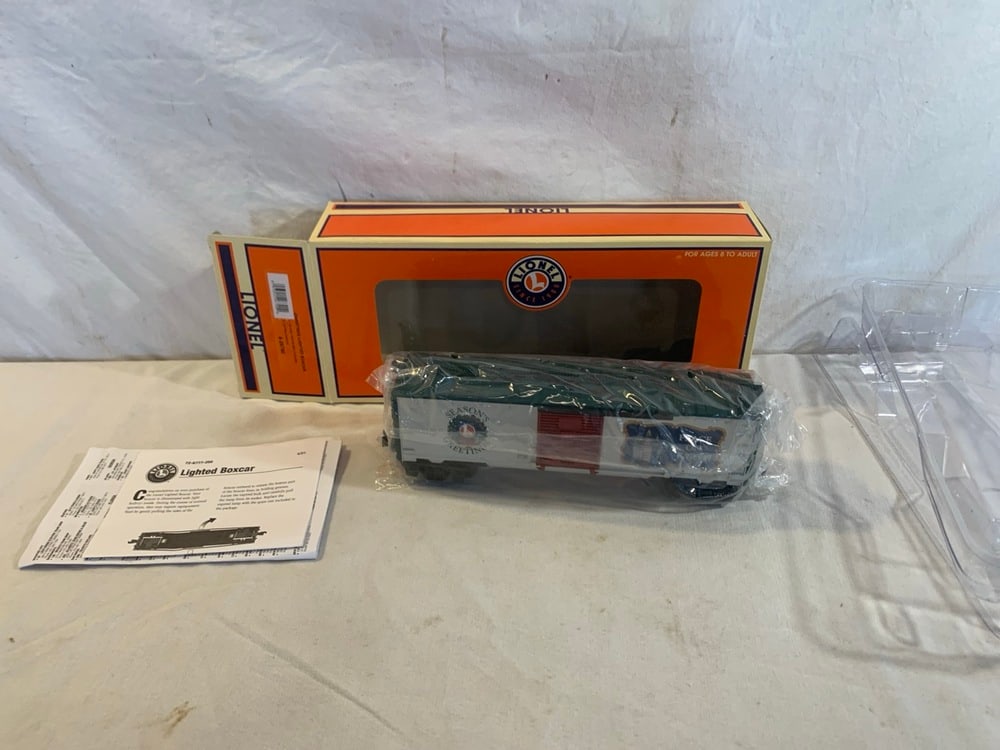 Lionel Lighted Boxcar: Christmas Lighted Boxcar 6-26790