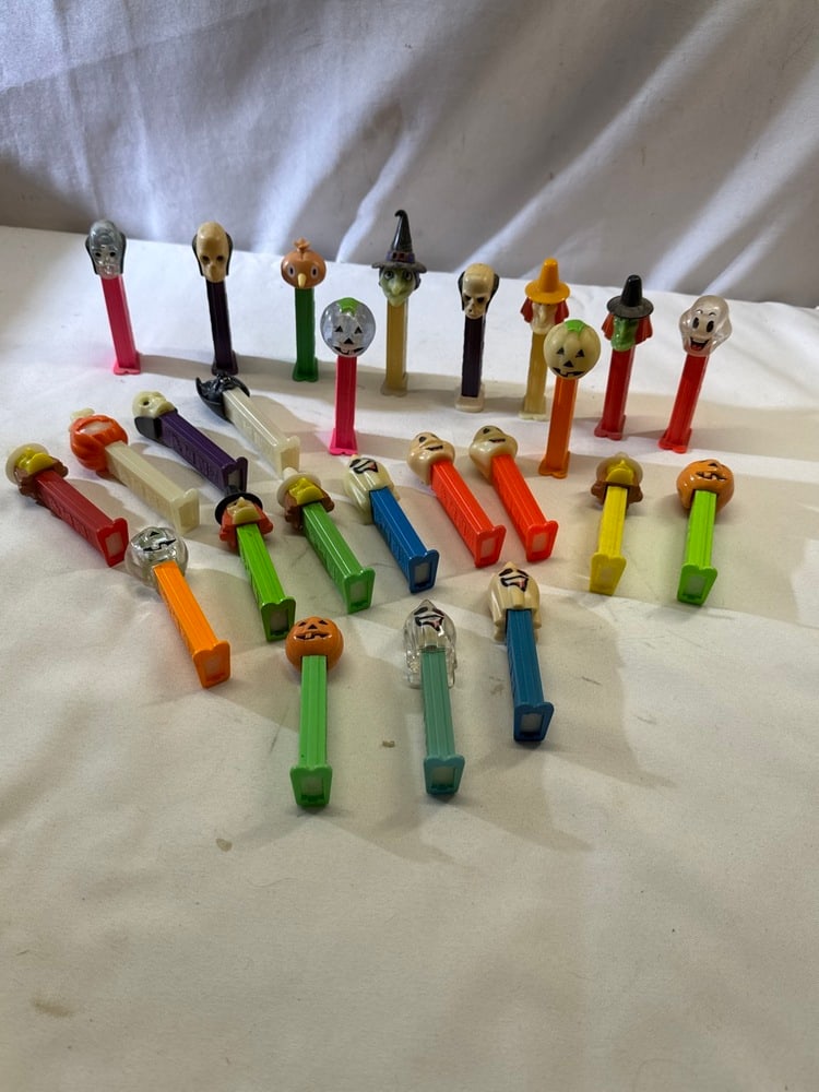 Vtg. Halloween Pez Dispensers: Vtg. Halloween Pez Dispensers