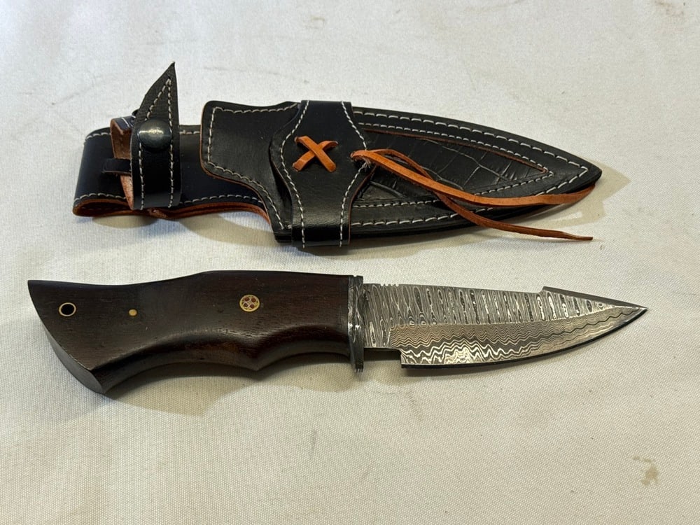 Hunting Bowie Knife (1 of 5)