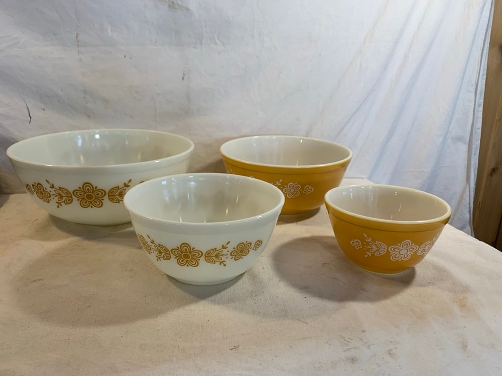 Vtg. Butterfly Gold Pattern 4pc Pyrex Mixing Bowls (1 of 11)