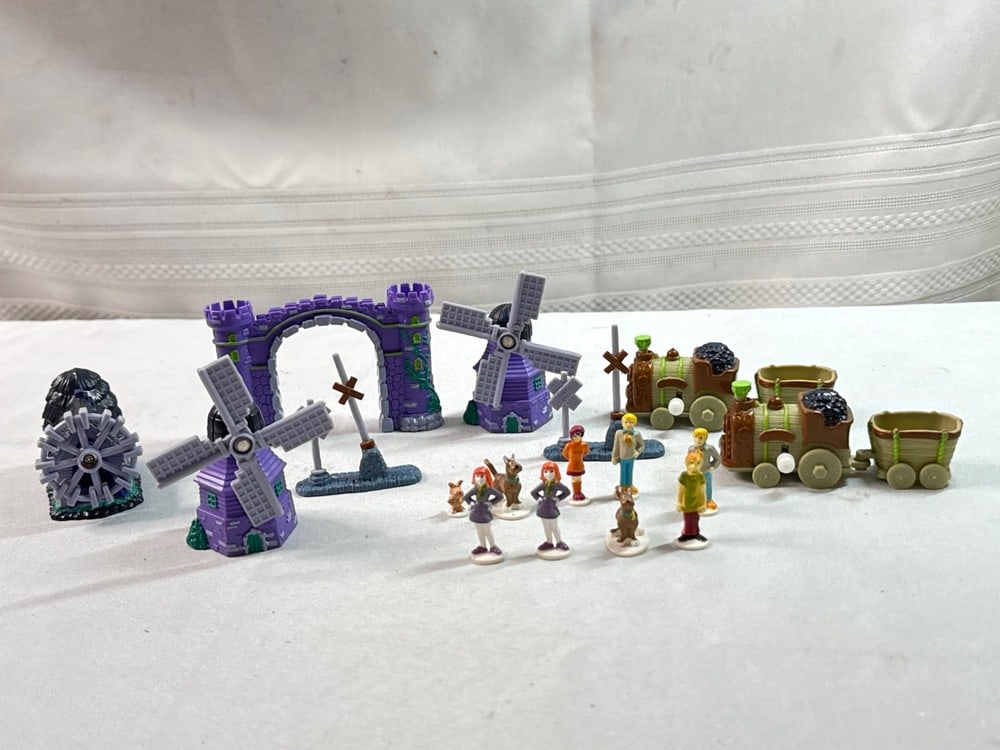 2- 1999 Scooby Doo Train Set: 2-Rare Scooby Doo wind up train sets. This includes 2 Trains & Carts, 2- Windmills, 2- Crossing Signs,1- Mill, 1- Tunnel, 2-Scooby, 2-Shaggy, 1-Velma,2- Fred, 2-Dafney and 1-Scrappy Doo. These are sma