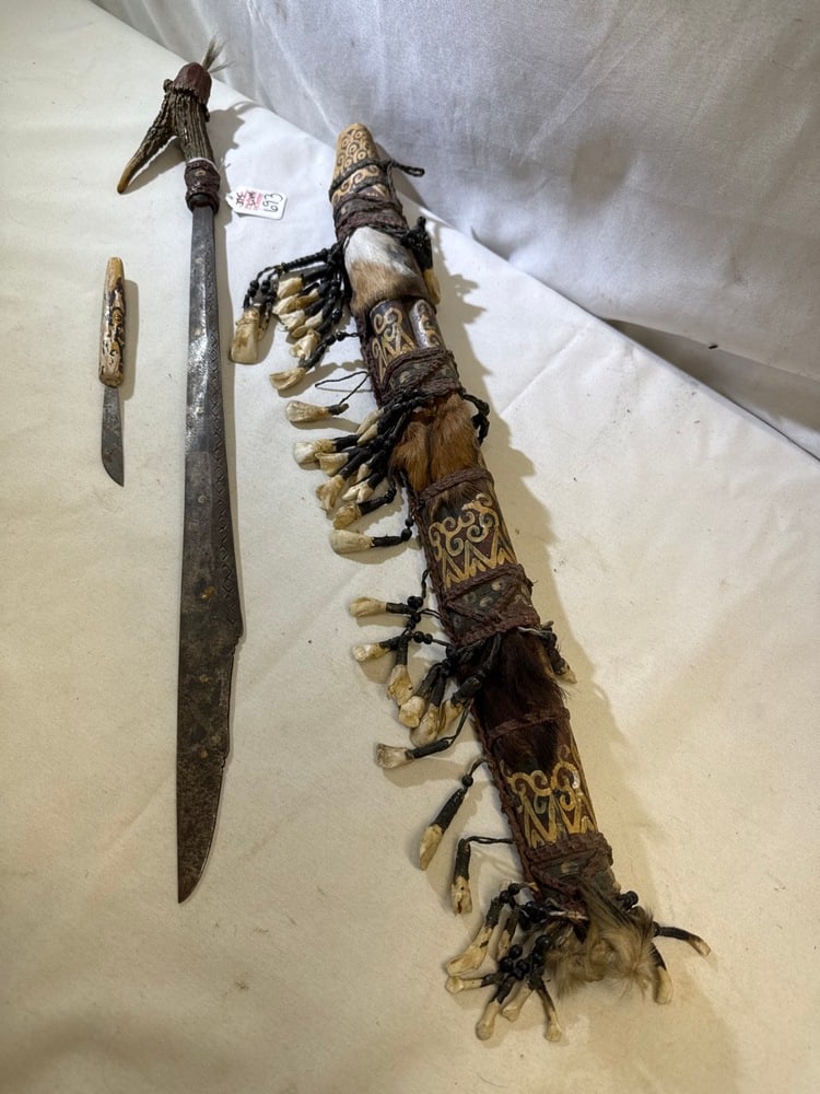 Vintage Dayak Mandau Sword (1 of 13)