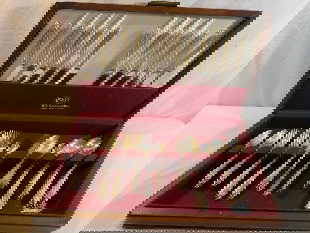 1847 Rogers Silver plate Flatware Set: 1847 Rogers Silver plate Flatware Set- 11 Dinner Forks, 12 Salad Forks(1 Miss Match), 11 Butter Knives, 11 Fruit Spoons,12 Knives, 12 Soup Spoons, 3 Serving Spoons, 17 Teaspoons in Case