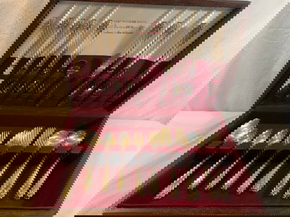 Vtg 1847 Roger’s Silver Plate Flatware Set: Vtg 1847 Roger’s Silver Plate Flatware Set- 8 Knives, 8 Dinner Gorks, 8 Salad Forks, 8 Soup Spoons, 16 Teaspoons, 2 Serving Spoons, Butter Knife & Condiment Spoon in Case