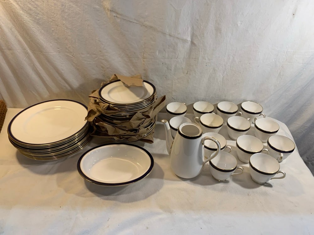 Spode Colbalt Consul Dinnerware: Spode Colbalt Consul Dinnerware- 13 10 3/4” Dinner Plates, 25 8” Plates, 14 Tea Cups, Vegetable Bowl 9” & Teapot ( No Lid)saucers, Bread splayed