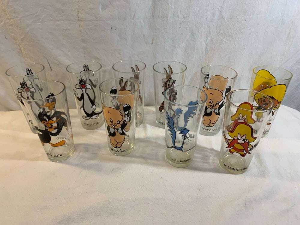 10) Looney Tunes Pepsi Glasses: Vtg 1973 Looney Tunes Pepsi Collector Glasses- Daffy, 2) Porky, Road Runner,Yosemite Sam, 2) Sylvester, 2) Wile E Coyote, Speedy Gonzales