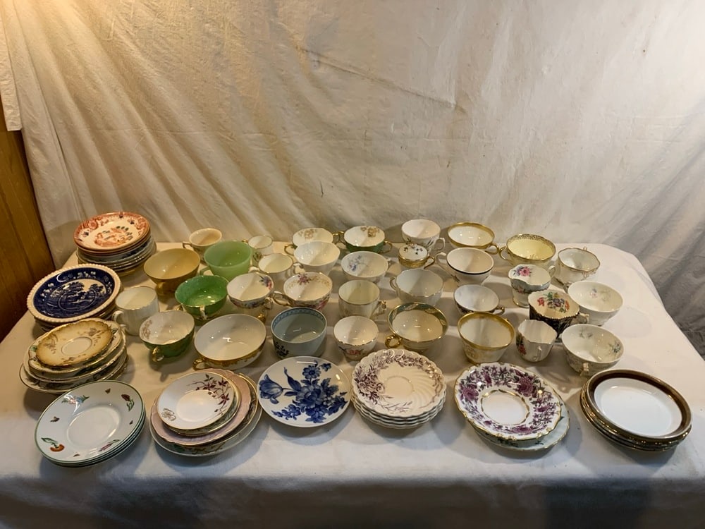 Large Lot Vtg Cups & Saucers: Large Lot Vtg Cups & Saucers