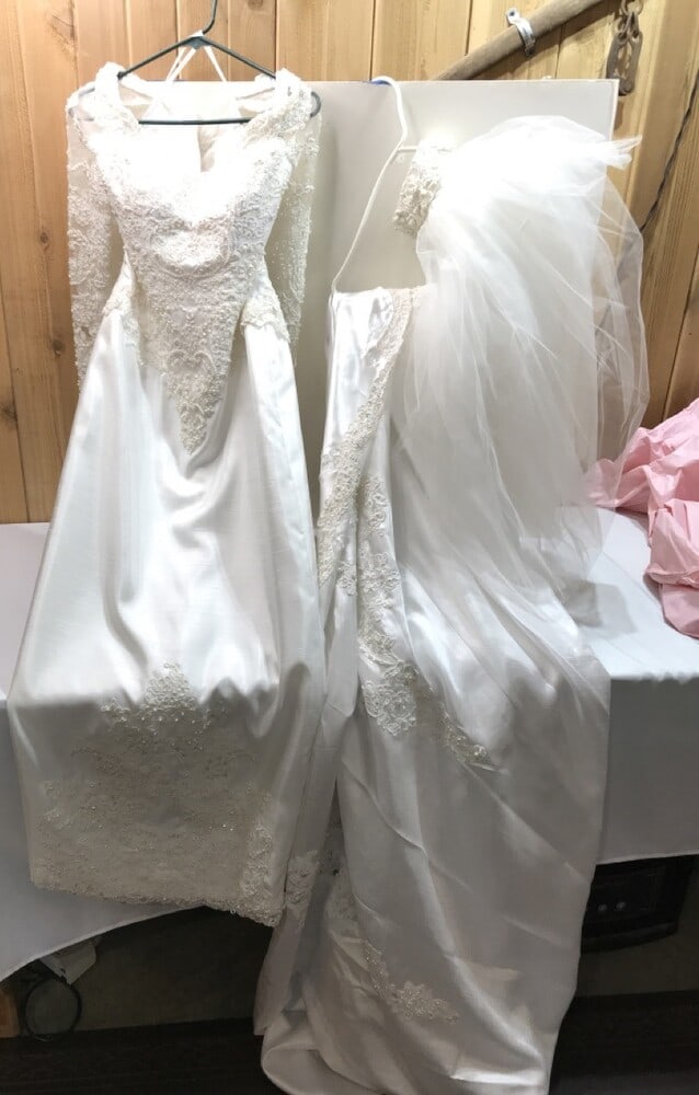 ***Beautiful*** Wedding Dress ,Detachable train and veil~ size 8: ***Beautiful*** Wedding Dress ,Detachable train and veil~ size 8