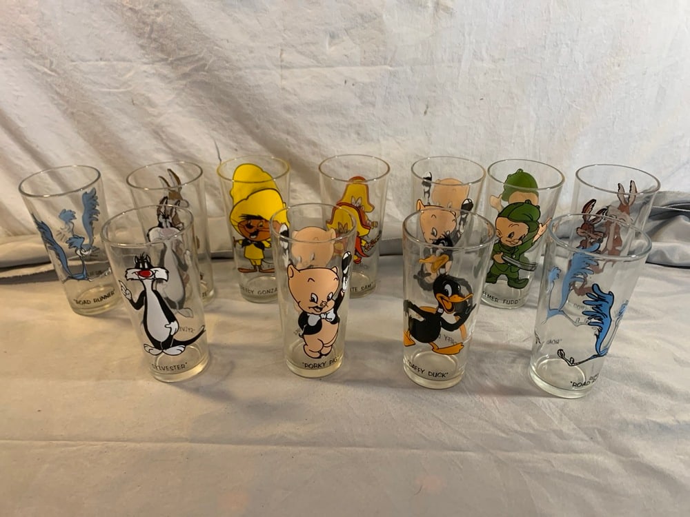 11) Looney Tunes Pepsi Glasses: 11) Looney Tunes Pepsi Glasses including 2) Road Runner, 2) Wile E Coyote, 2) Porky Pig, Elmer Fudd, Daffy Duck, Yosemite Sam, Sylvester