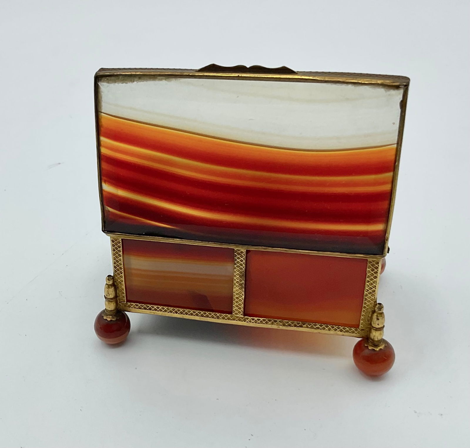 Antique Carnelian stone pill box: 19century carnelian small box. Raised on a ball shaped feet.Used condition.