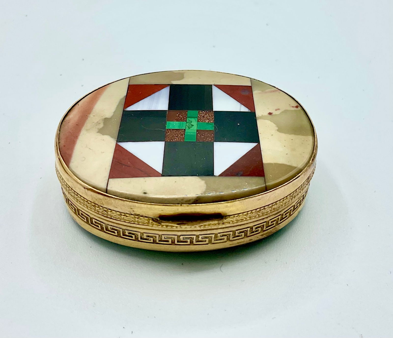 Antique Pietra Dura Hard stone pill box in good condition: Wonderful small hard stone inlaid and agate reverse small box.Good condition. Needs cleaning on a metal.Free of damage