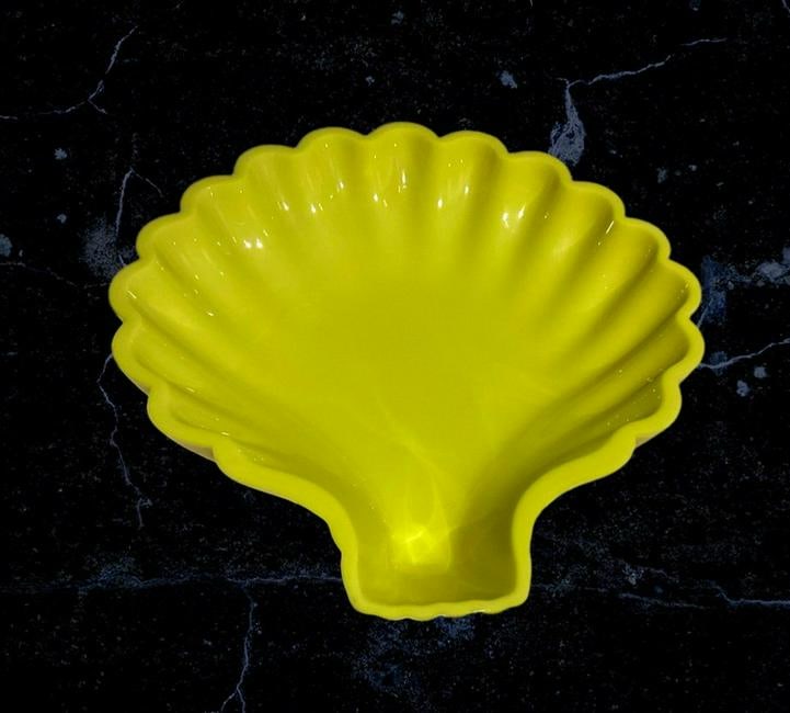 Fruit Bowl In The Shape Of A Shell In Yellow Opaline Glass, Very Beautiful: Fruit bowl in the shape of a shell in yellow opaline glass, very beautiful. Very unusual lemon yellow color and interesting shape, good. Period: 20th century. Material: Glass. Provenance: Old Glass co