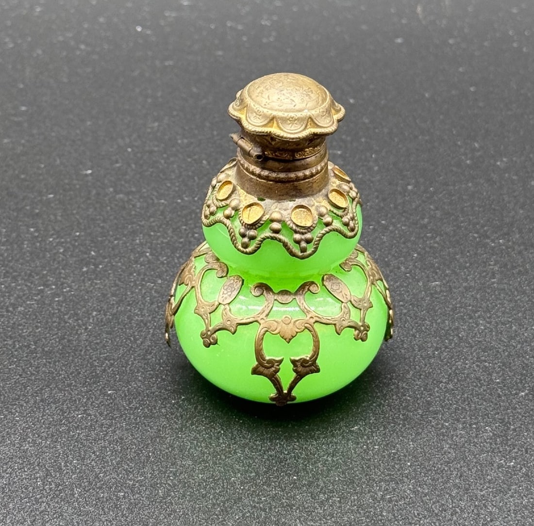 Antique French Opaline Uranium Perfume Bottle,Napoleon III Period.Palais Royal: Good condition,free of damage.Measures:7/4 cm