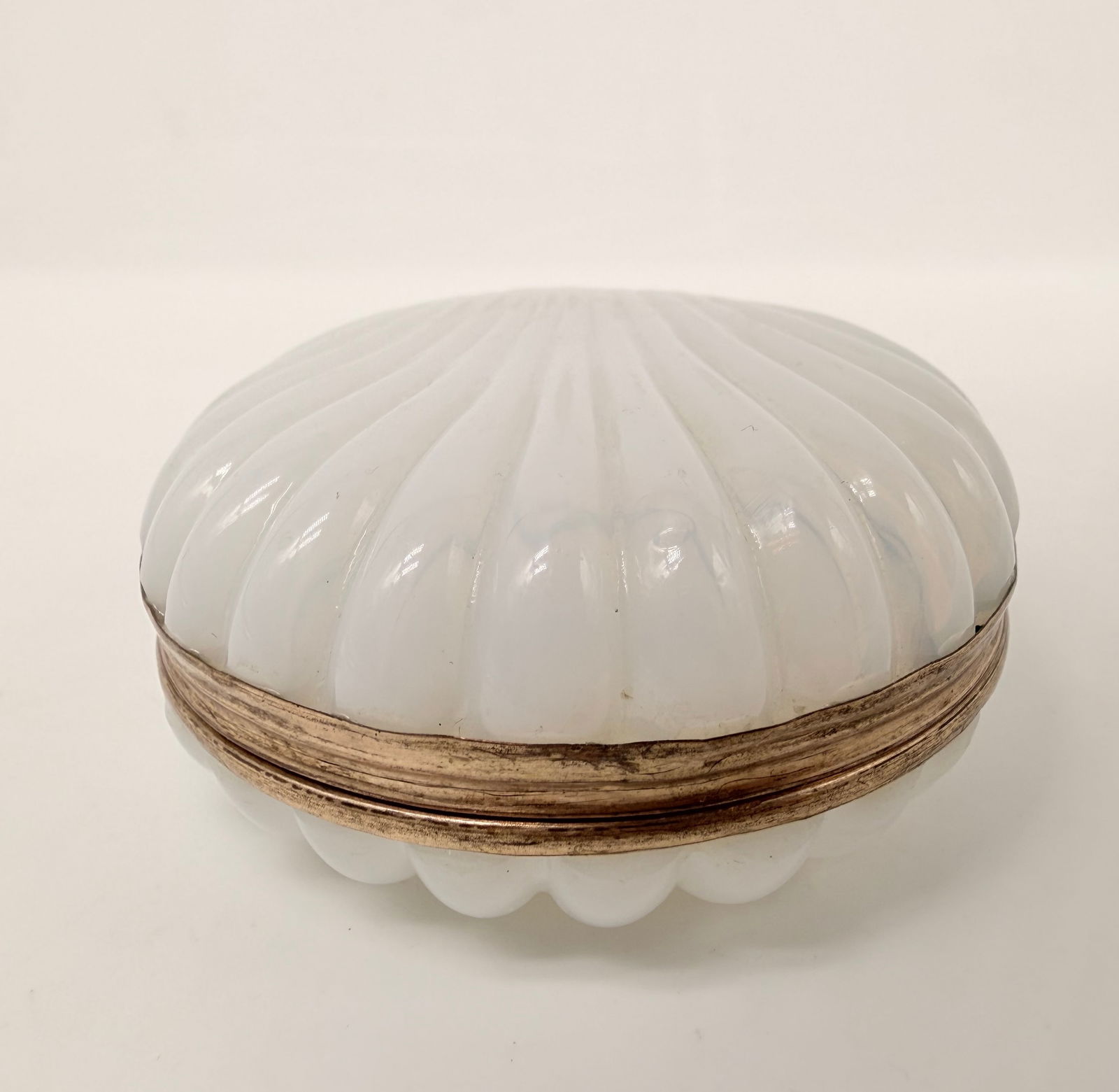 Charles X epoque French Opaline glass snuff box,shell shaped in white: Perfect condition.5.5/5.5cmH:2.5cm