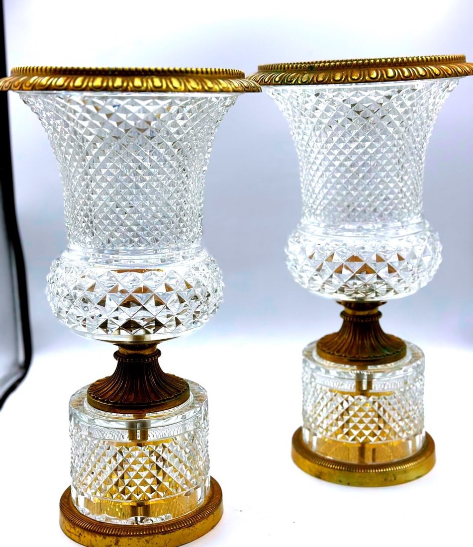 Pair Of Medici Glass Vases In Crystal And Bronze Mount: Pair Of Medici Glass Vases In Crystal And Bronze MountH:38cmwidth across the rim:21cmPeriod: 19th centuryStyle: Louis Philippe, Charles 10thCondition: Good conditionMaterial: Glass