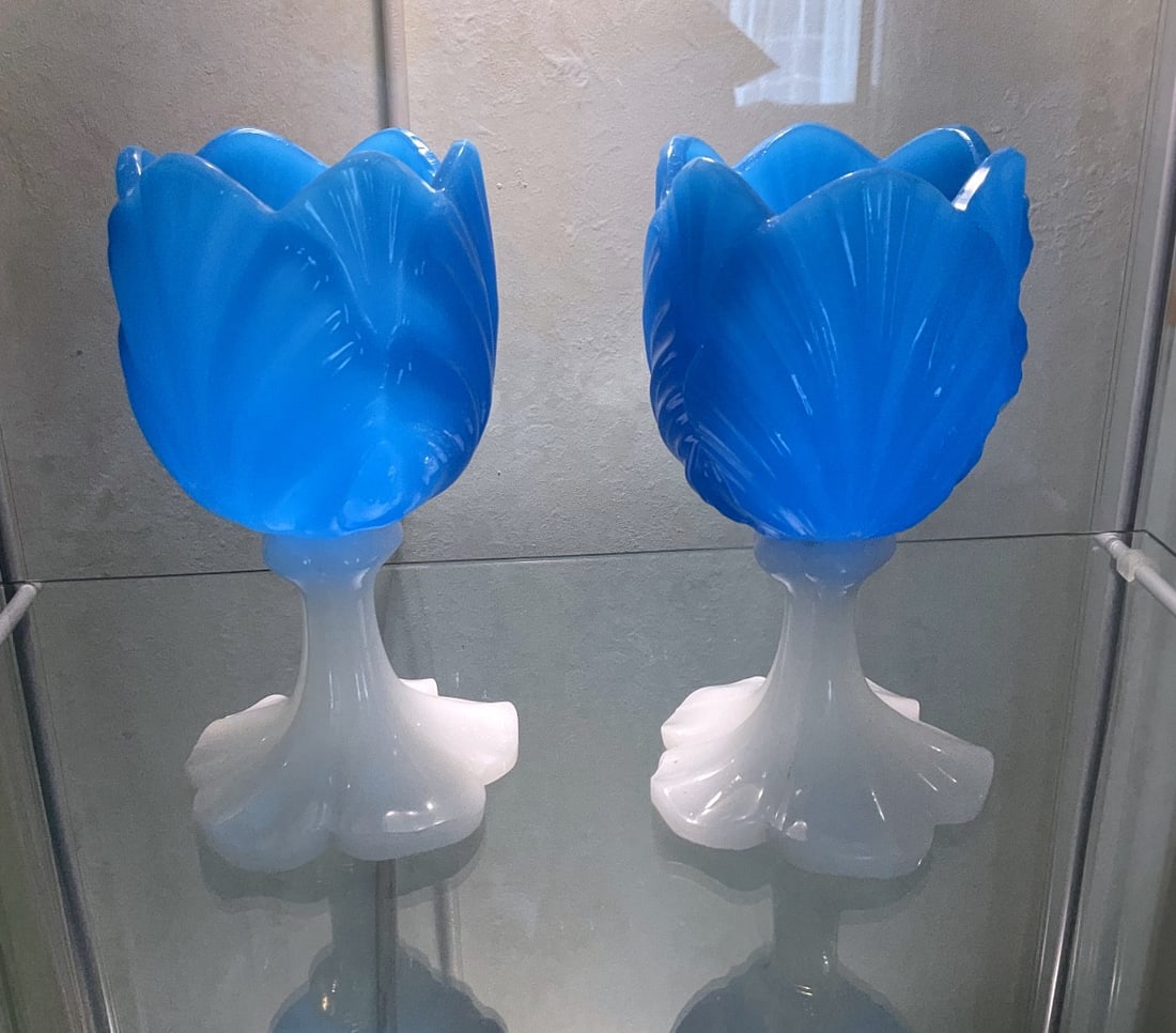 Pair Of French Opaline In Blue And White Tulip Shaped: Pair of blue and white opaline glasses, tulip-shaped, 19th century.Very good condition.Height: 14 cm