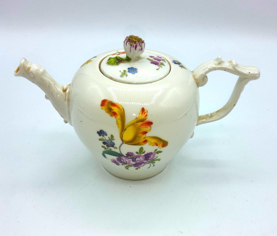 Meissen Marcolini Porcelain Tea Pot,1745: Artist: Meissen MarcolimiPeriod: 18th centuryStyle: Other StyleCondition: Excellent conditionMaterial: PorcelainH:12cm