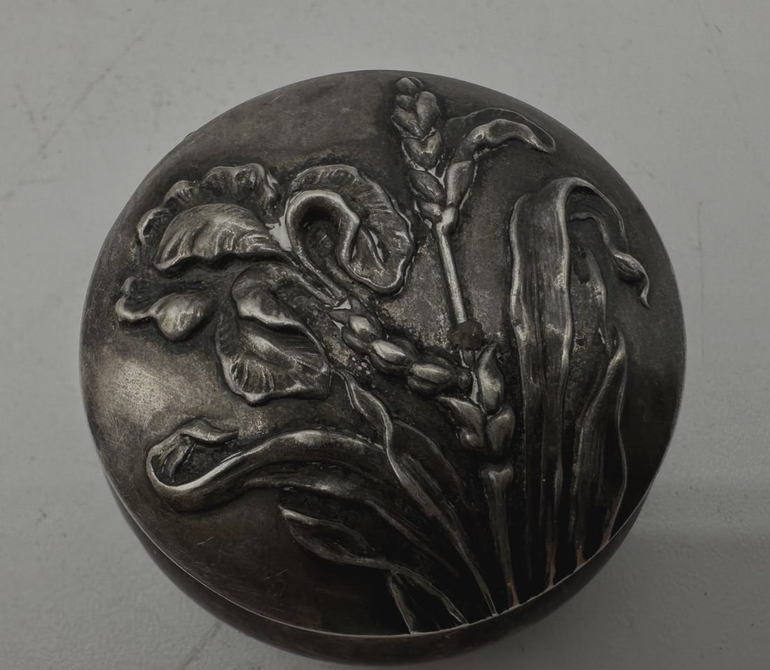 Antique Art Nouveau Silver Round Snuffbox With Floral Embossed Decoration On The Lid (1 of 12)
