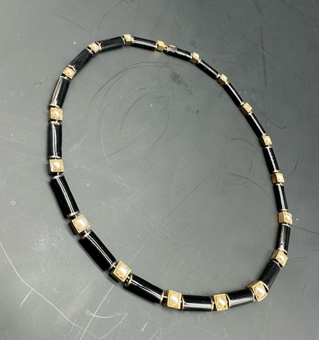 Art Deco enamel small necklace,gold and small pearls.: Gradient Art Deco rose gold necklace with black enamel elements and small natural pearls.Length:37,3cmRose gold:585Condition: fe pearls missing
