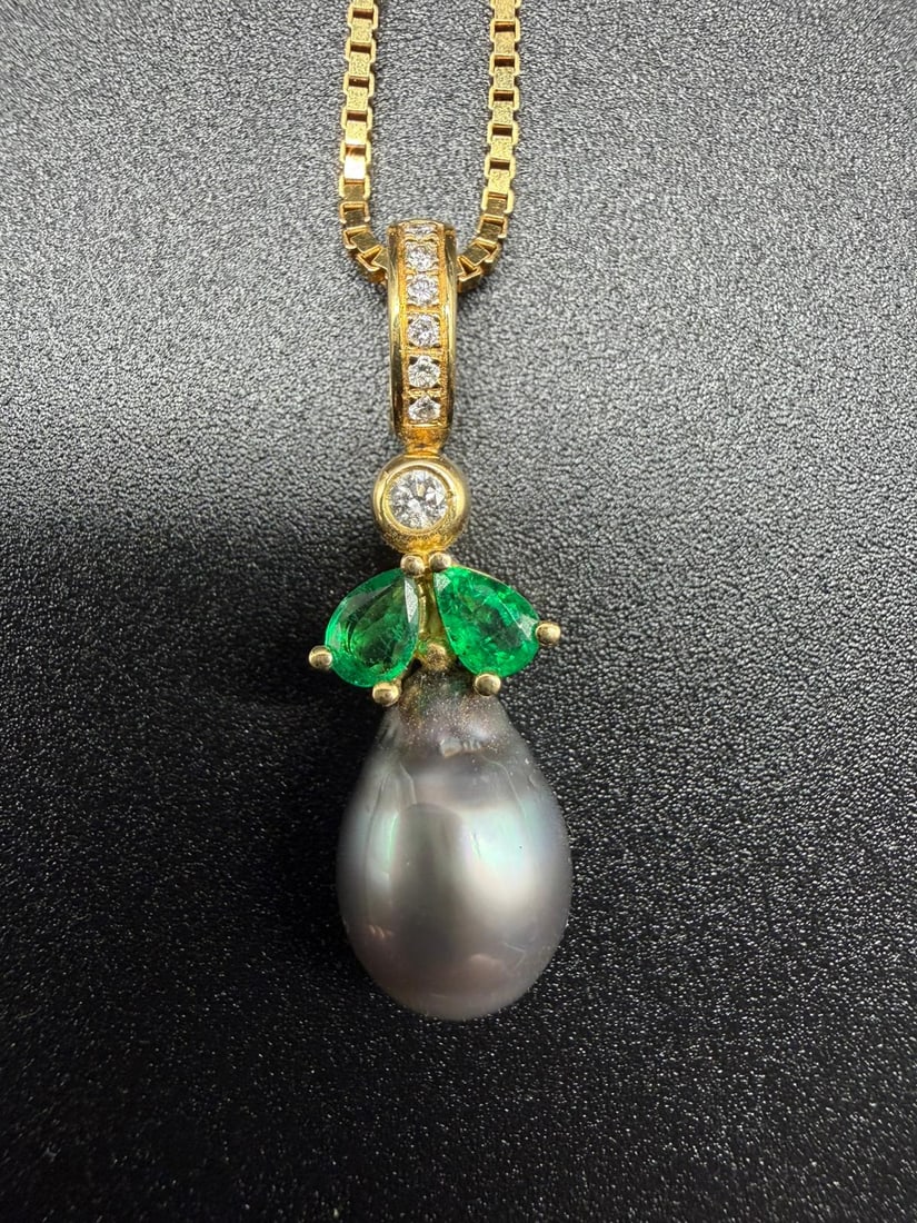 Black pearl with emeralds pendant 19k gold with gold chain: Thaihitian black pearl ,pear shaped with 2 emeralds.Very beautiful pendant.Marked.