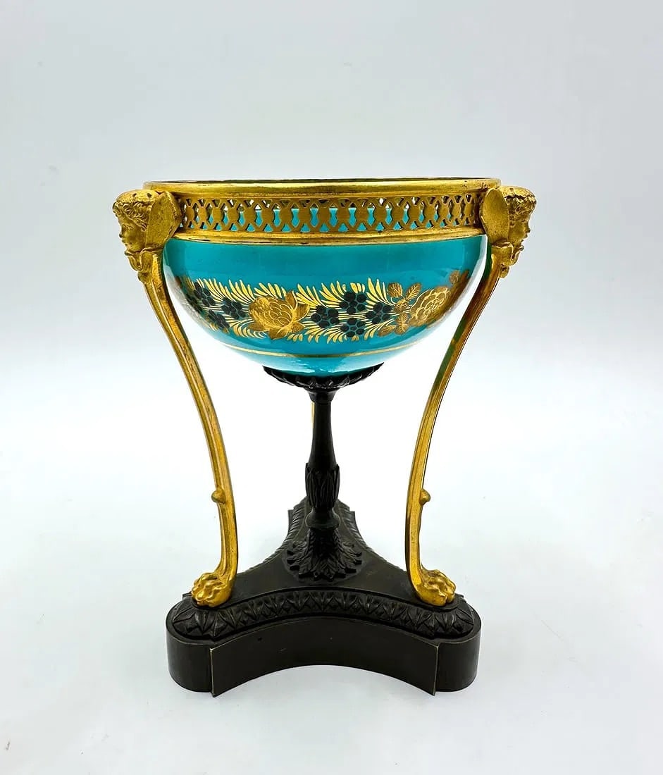 French Opaline turquoise bowl bronze decorated cherubs,period Charles X: Description: A tripod gilt and patinated bronze bowl decorated with cherubs' heads, turquoise opaline inside.Turquoise opaline with silver and gold Desvignes decoration. the body decorated with a crow