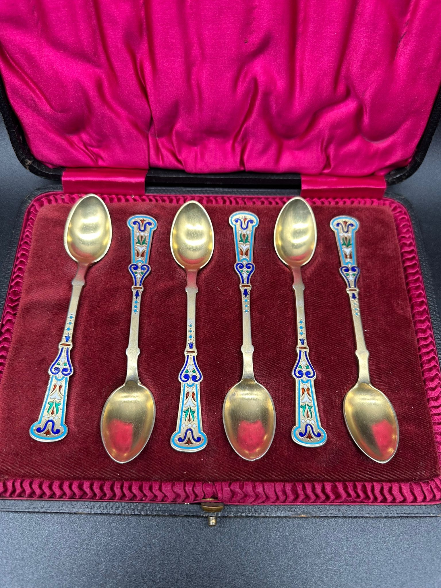Russian Silver gilt Champlevé Enamel set of 6 spoons,Antip Kuzmichev: Russian silver gilt Champlevé Enamel Silver spoons. Wonderful set of 6 in original box.Very beautiful shaded enamel Russian Antique spoon by 6 Artel.Measures: 11,2 long Width: 2 cmCondition: Perfect