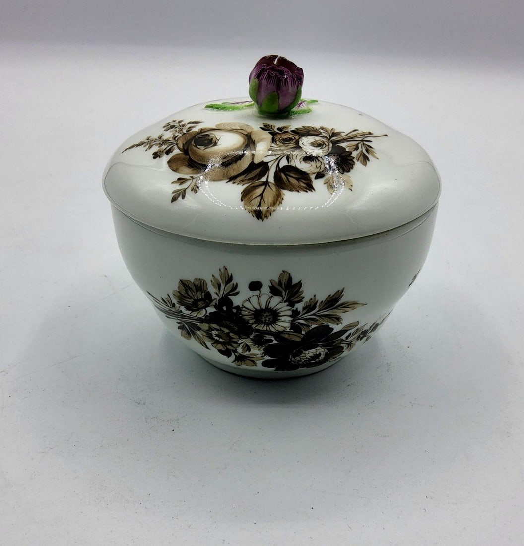 Meissen Marcolini Sugar Bowl,hand Painted In Black With Roses Bouquet: Perfect condition. Marked.H:10cmH without lid:6cmWidth across the rim is 10cm